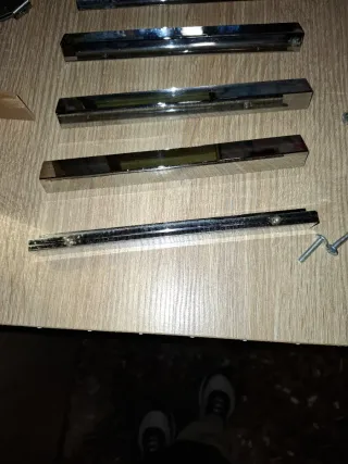 Tiradores metálicos plateados para armario