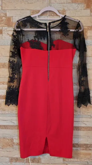 Vestido rojo ajustado con encaje negro
