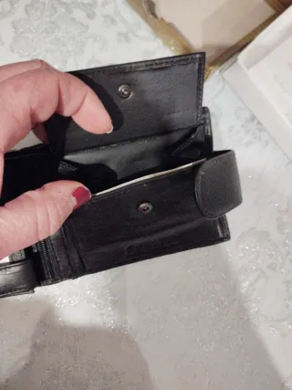 Cartera de piel negra