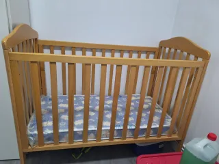 Cuna de madera para bebé