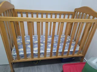 Cuna de madera para bebé