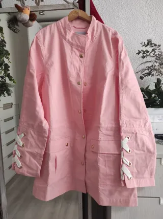 Chaqueta rosa con cordones cruzados