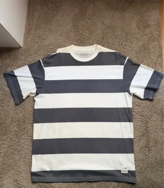 Camiseta Pull and Bear Relaxed Fit derecha