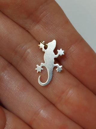 Ciondolo in oro bianco a forma di lucertola