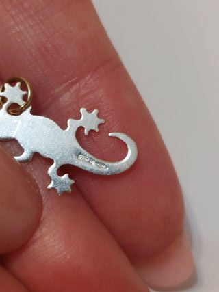 Ciondolo in oro bianco a forma di lucertola