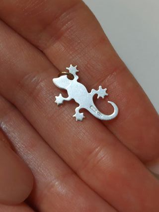 Ciondolo in oro bianco a forma di lucertola