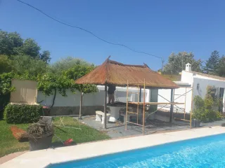 Pérgola de brezo para piscina
