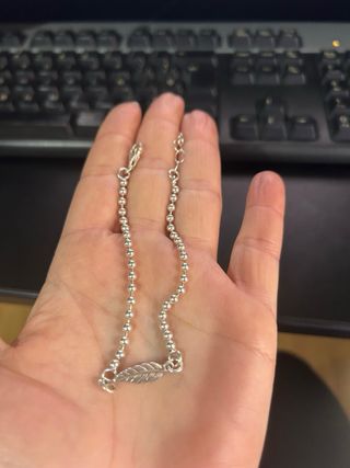 Pulsera plata bolitas y pluma