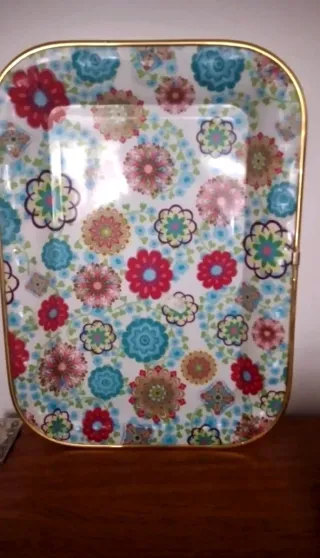 Vassoio decorato con fiori