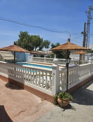 Pérgola y sombrillas de brezo y mimbre