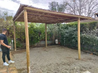 Pérgola y sombrillas de brezo y mimbre