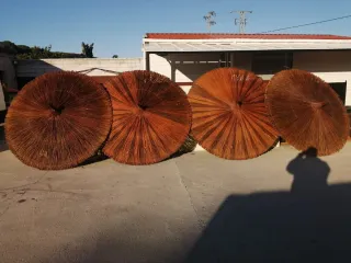 Pérgola y sombrillas de brezo y mimbre