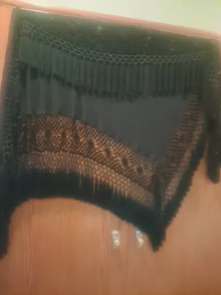 Manton negro con pedreria