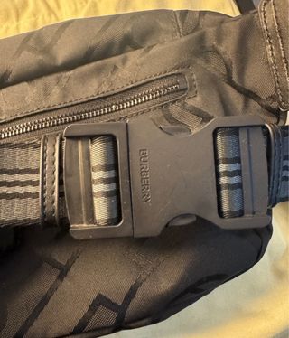 Riñonera Burberry Negra y Gris