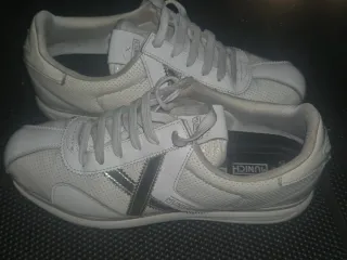 Zapatillas Munich Blancas y Plateadas