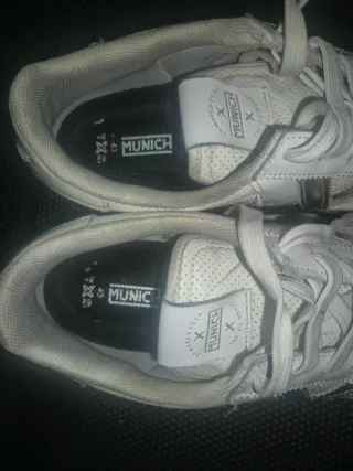 Zapatillas Munich Blancas y Plateadas