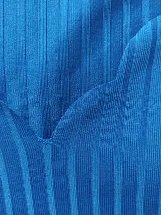 CAMISETA CON ESCOTE ONDULADO