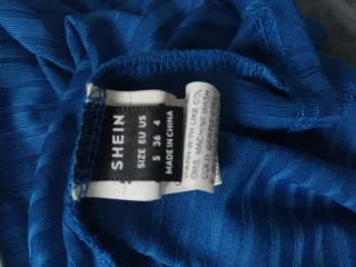 CAMISETA CON ESCOTE ONDULADO