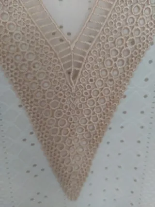 BLUSA SEMITRANSPARENTE ARREGLADA PARA ESTRECHARLA