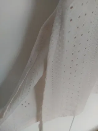 BLUSA SEMITRANSPARENTE ARREGLADA PARA ESTRECHARLA