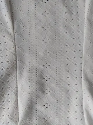 BLUSA SEMITRANSPARENTE ARREGLADA PARA ESTRECHARLA