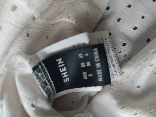 BLUSA SEMITRANSPARENTE ARREGLADA PARA ESTRECHARLA