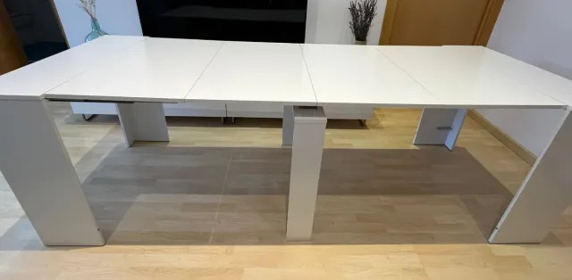 Mesa de comedor extensible blanca