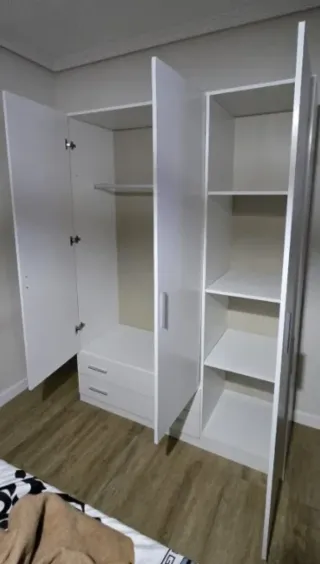 Armario de madera con cajones