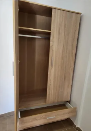 Armario de madera con cajones