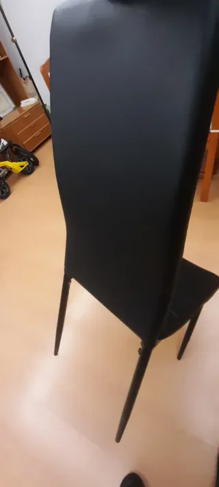 Sillas negras de piel sintética