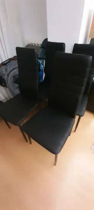 Sillas negras de piel sintética