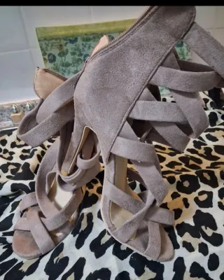 Sandalias tacón tiras color topo