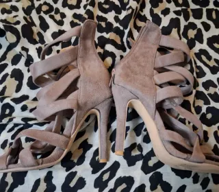 Sandalias tacón tiras color topo