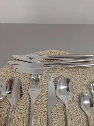 Juego cubiertos metal plata . Juego para 8