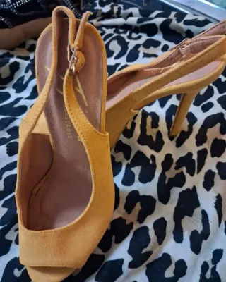 Zapatos tacón descubiertos mostaza