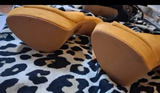 Zapatos tacón descubiertos mostaza