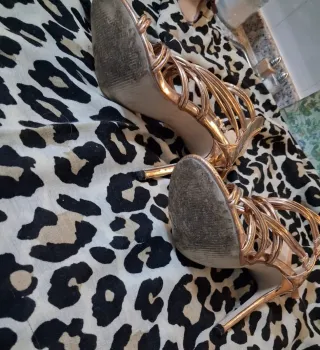 Sandalias tacón doradas rosadas