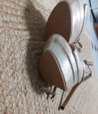 Sandalias tacón doradas con pedrería