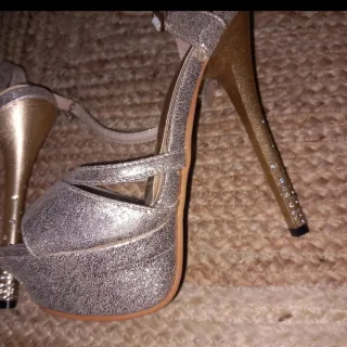 Sandalias tacón doradas con pedrería