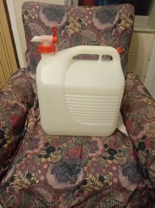 Garrafa de agua potable con grifo