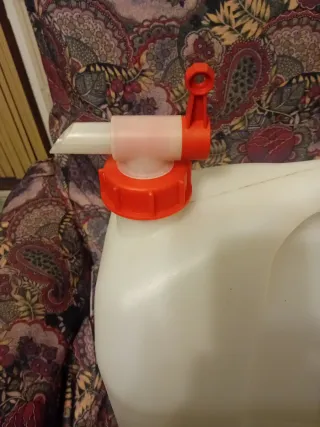 Garrafa de agua potable con grifo