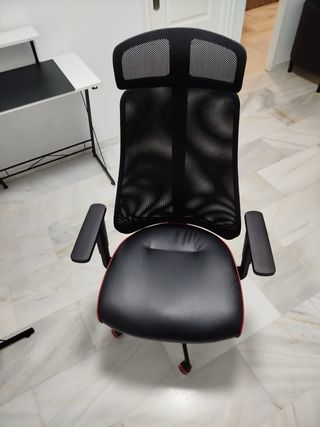 Escritorio de esquina blanco y silla ergonómica