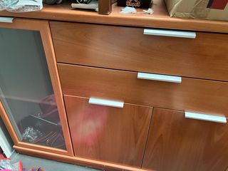 Mueble de madera con puerta de cristal