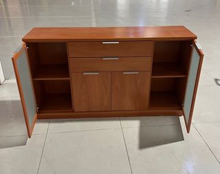Mueble de madera con puerta de cristal