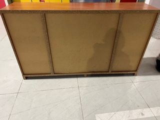 Mueble de madera con puerta de cristal