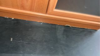 Mueble de madera con puerta de cristal