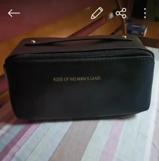 Neceser negro con texto dorado