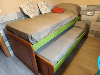 Cama nido madera marrón-verde y sinfonier a juego