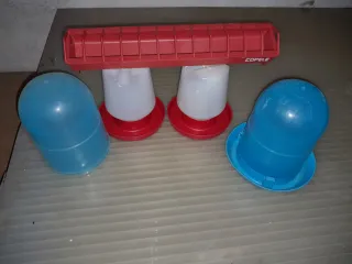 Bebederos y comedero para pollos