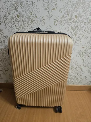 Maleta de viaje nueva color dorado 23/25kg